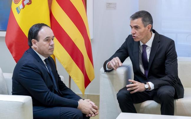 Sánchez recibe a Pérez Llorca por primera vez tras su investidura.