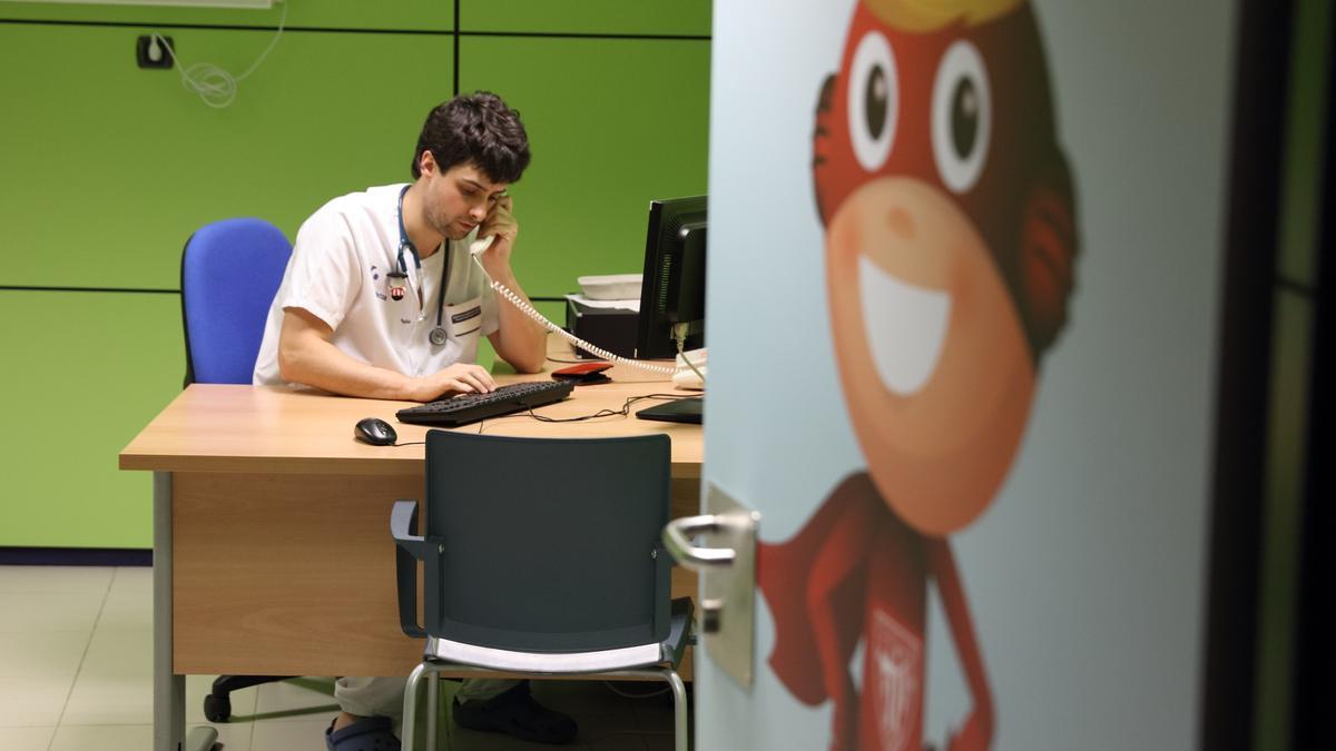 Un médico atiende en una consulta de Pediatría del Hospital de Cruces