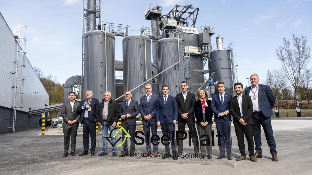 Imanol Pradales inaugura una planta de ecoasfalto en Murgia.