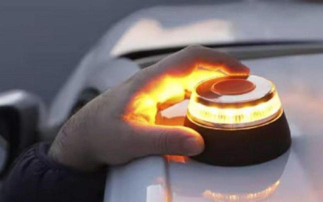 Una baliza colocada en el techo de un coche.