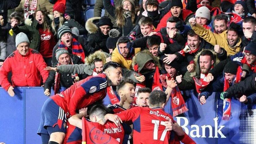 Comunión de jugadores y público en la celebración del gol de la victoria ante el Athletic y alegría desbordada. Disfrutando y sin apenas móviles en la grada como se puede ver en este tipo de eventos.