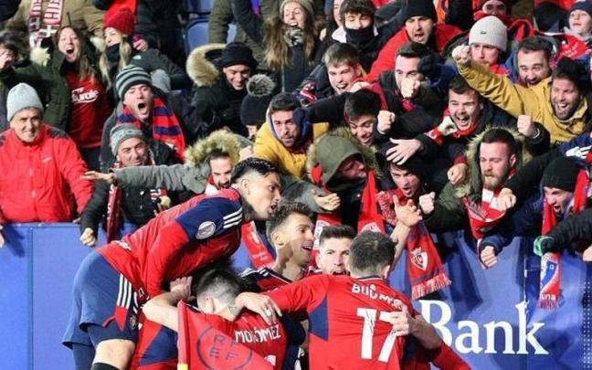 Comunión de jugadores y público en la celebración del gol de la victoria ante el Athletic y alegría desbordada. Disfrutando y sin apenas móviles en la grada como se puede ver en este tipo de eventos. Comunión de jugadores y público en la celebración del gol de la victoria ante el Athletic y alegría desbordada. Disfrutando y sin apenas móviles en la grada como se puede ver en este tipo de eventos.