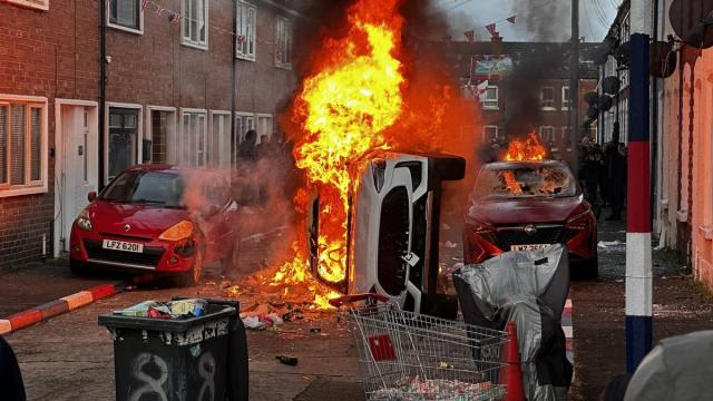 En imágenes: Graves disturbios en Belfast tras el apuñalamiento de un hombre a manos de un ciudadano sudanés