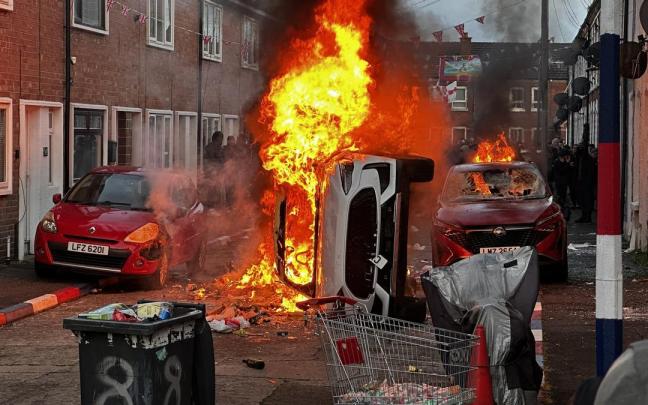 En imágenes: Graves disturbios en Belfast tras el apuñalamiento de un hombre a manos de un ciudadano sudanés