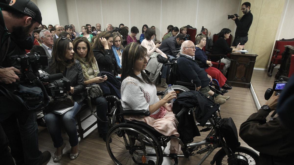 Varios afectados por a talidomida durante el juicio que se celebró contra la farmacéutica Grünenthal que comercializó el medicamento.