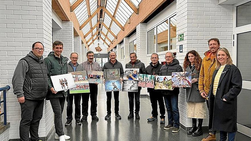 Los fotógrafos, junto a las imágenes seleccionadas, en el centro. | FOTO: N.G.