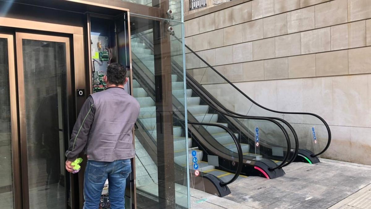 Gasteizko Udalak Oronari esleitu dizkio Erdi Aroko hiriguneko eskailera mekanikoak berritzeko eta mantentzeko lanak.