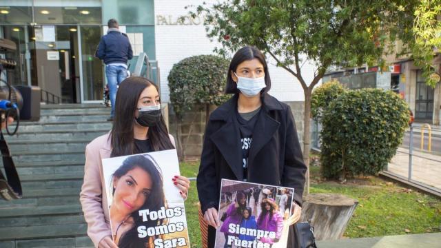 Imagen de familiares de Sara Gómez, la mujer fallecida tras una lipoescultura, en los Juzgados de Cartagena. / EP Imagen de familiares de Sara Gómez, la mujer fallecida tras una lipoescultura, en los Juzgados de Cartagena.