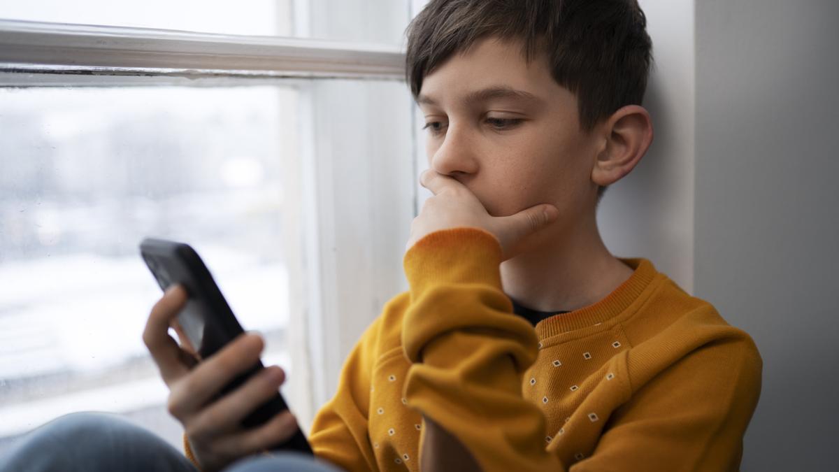 Adolescente con el móvil.