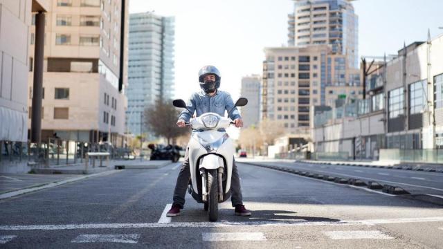Un hombre, detenido en un semáforo en Barcelona con su moto.