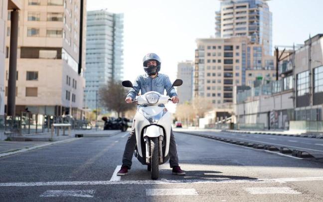 Un hombre, detenido en un semáforo en Barcelona con su moto.