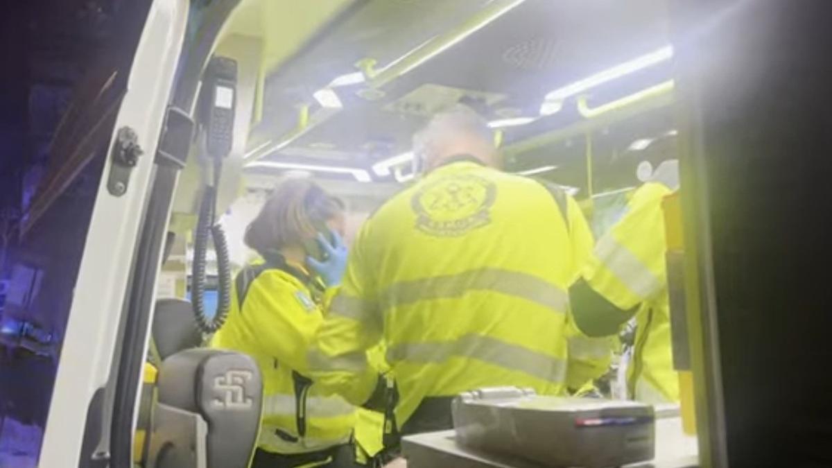 Samur-PC atiende a un menor de 14 años con dos heridas por arma blanca.