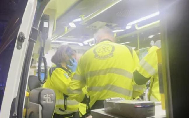 Samur-PC atiende a un menor de 14 años con dos heridas por arma blanca.