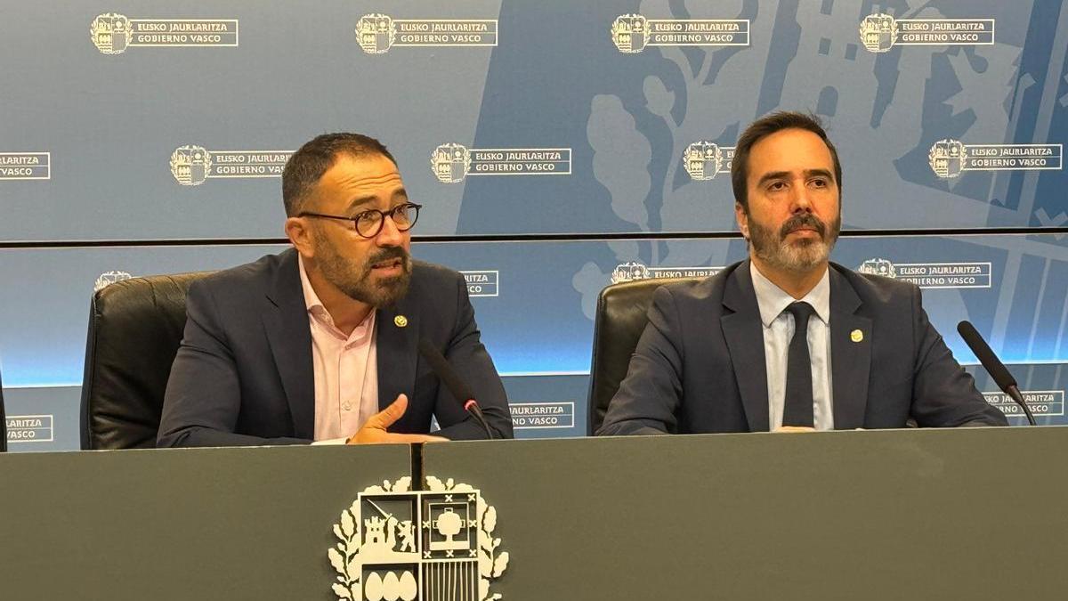 Los consejeros de Vivienda y Agenda Urbana, Denis Itxaso, y de Turismo, Comercio y Consumo, Javier Hurtado, durante la presentación del I Plan Territorial Sectorial (PTS) de Recursos Turísticos.