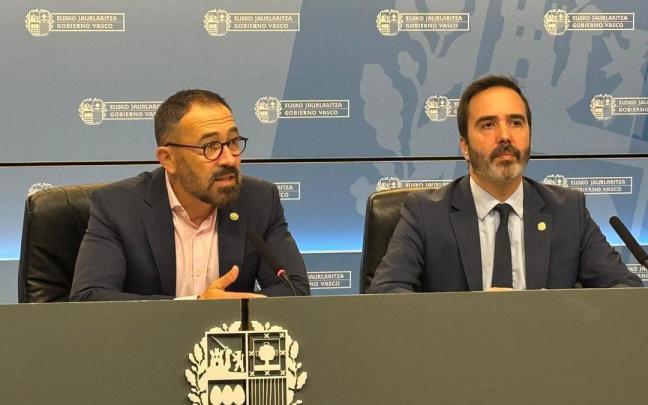 Los consejeros de Vivienda y Agenda Urbana, Denis Itxaso, y de Turismo, Comercio y Consumo, Javier Hurtado, durante la presentación del I Plan Territorial Sectorial (PTS) de Recursos Turísticos.