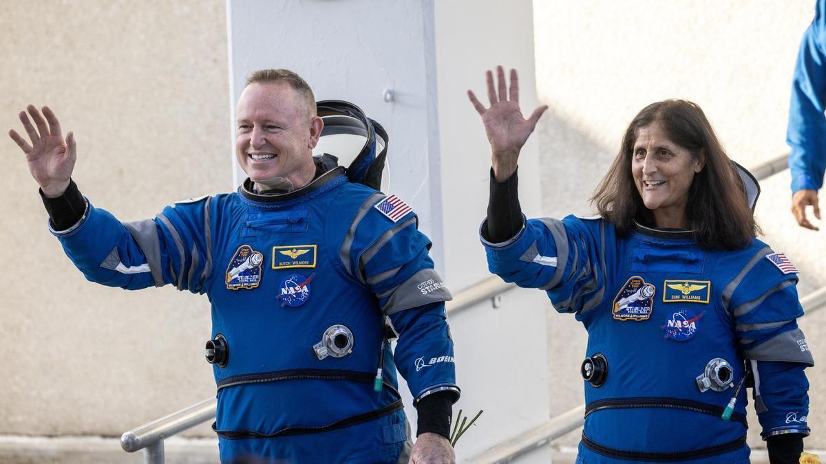 Los astronautas Barry 'Butch' Wilmore y Sunita 'Suni' Williams antes de subir al interior de la nave Starliner.