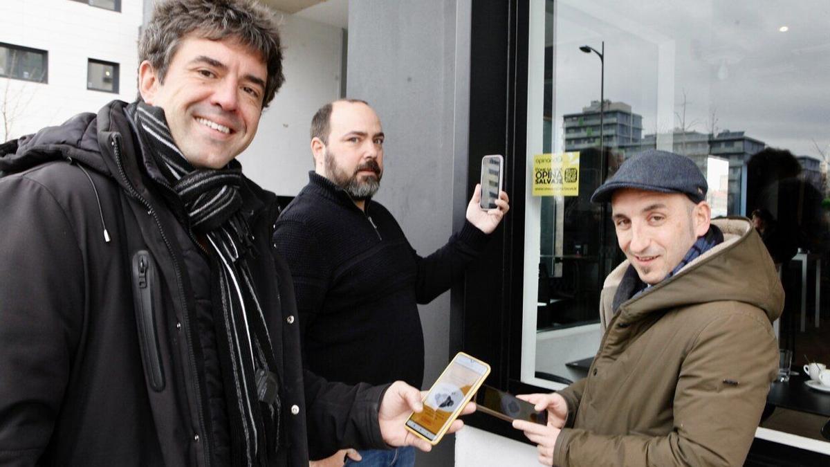 Los creadores de Opinando escaneando el QR de un restaurante de Vitoria