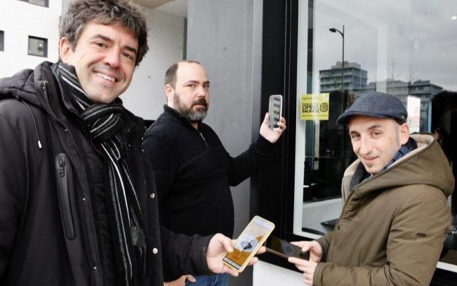 Los creadores de Opinando escaneando el QR de un restaurante de Vitoria Los creadores de Opinando escaneando el QR de un restaurante de Vitoria