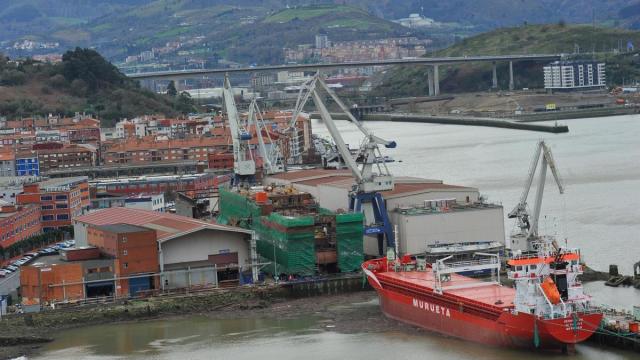 Vista de las instalaciones de los Astilleros Murueta en la Ría de Bilbao.