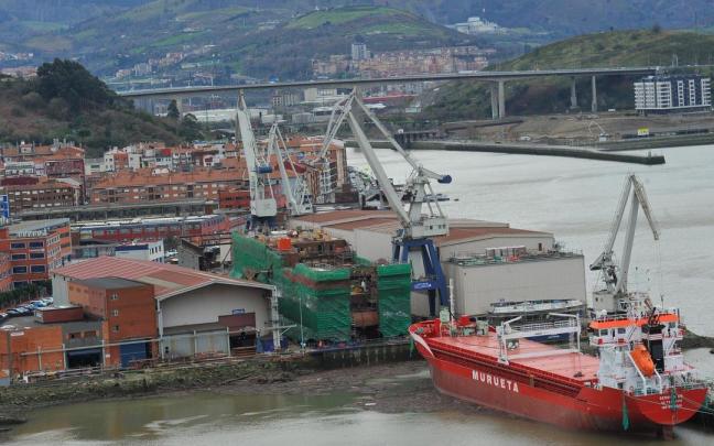 Vista de las instalaciones de los Astilleros Murueta en la Ría de Bilbao.