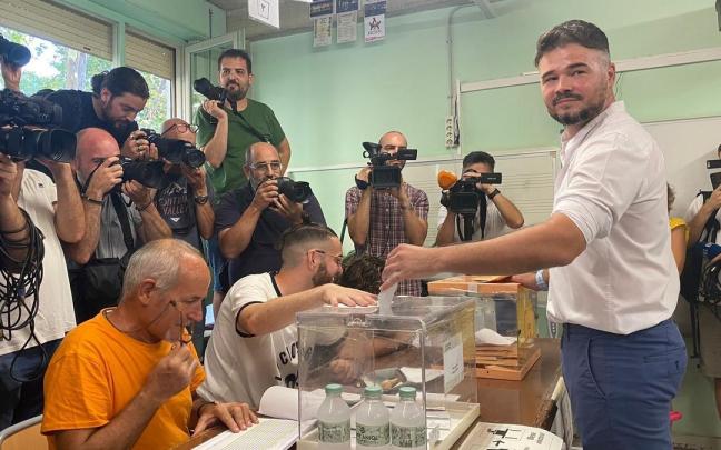 El candidato de ERC al Congreso por Barcelona, Gabriel Rufián, vota en las elecciones generales del 23 de julio.