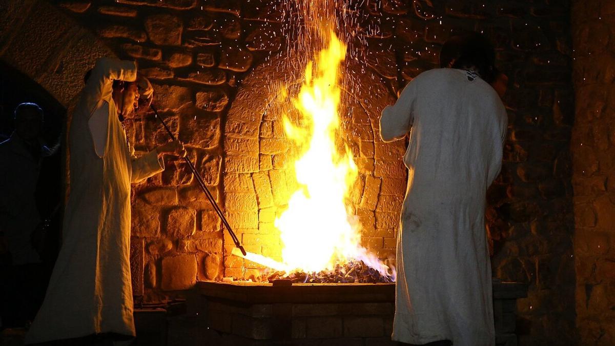 La ferrería de Mirandaola sigue en activo en Legazpi para no olvidar el pasado industrial del valle.