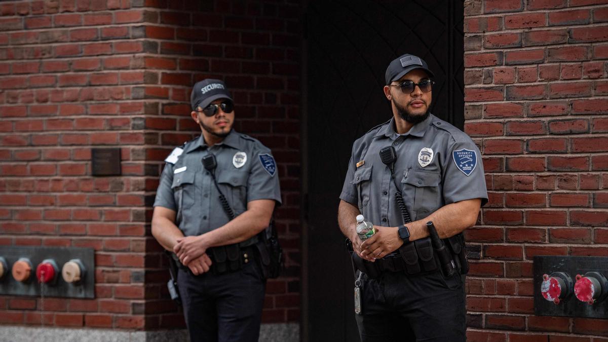 Dos policías custodian el juzgado de Boston en el que se ha celebrado la vista.