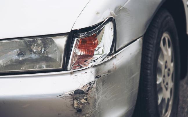 Coche con daños en el faro.