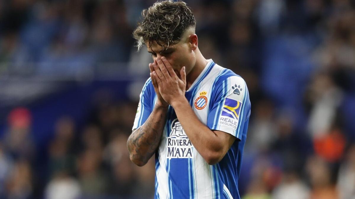 El centrocampista del Espanyol Nico Melamed se lamenta por una ocasión perdida durante el partido.