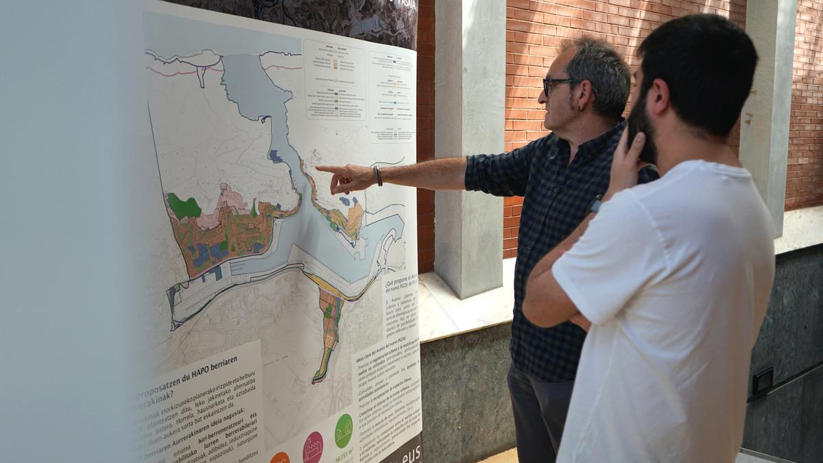 El alcalde y el concejal de Urbanismo, en la exposición.