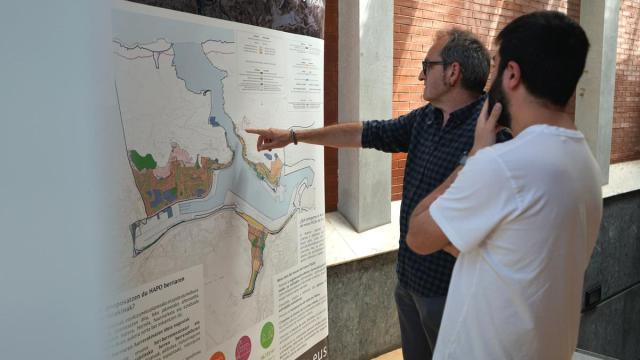 El alcalde y el concejal de Urbanismo, en la exposición.