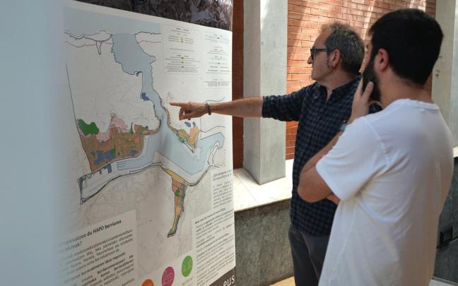 El alcalde y el concejal de Urbanismo, en la exposición.