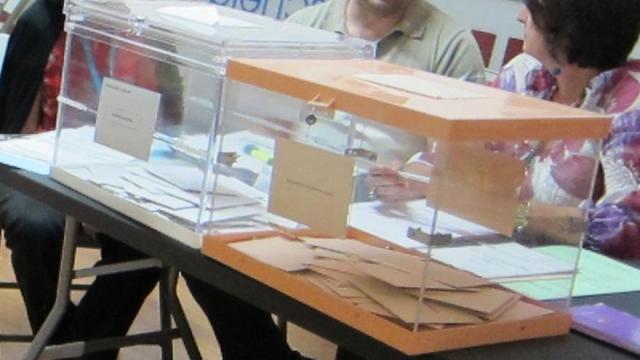 Urnas en un colegio electoral
