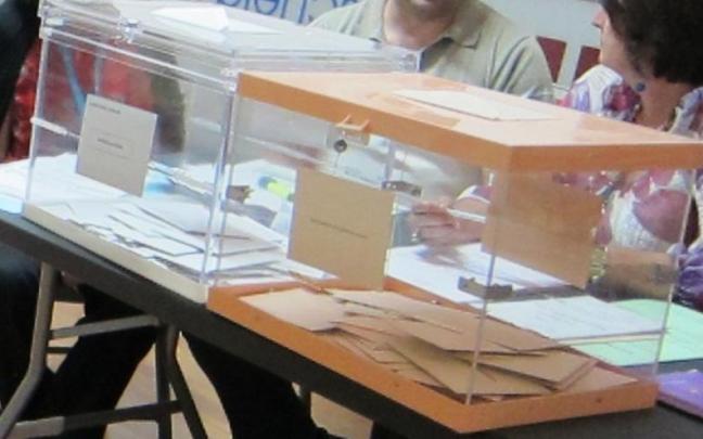 Urnas en un colegio electoral