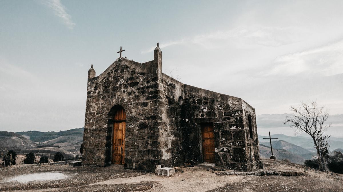 Ejemplo de una ermita abandonada en la montaña.