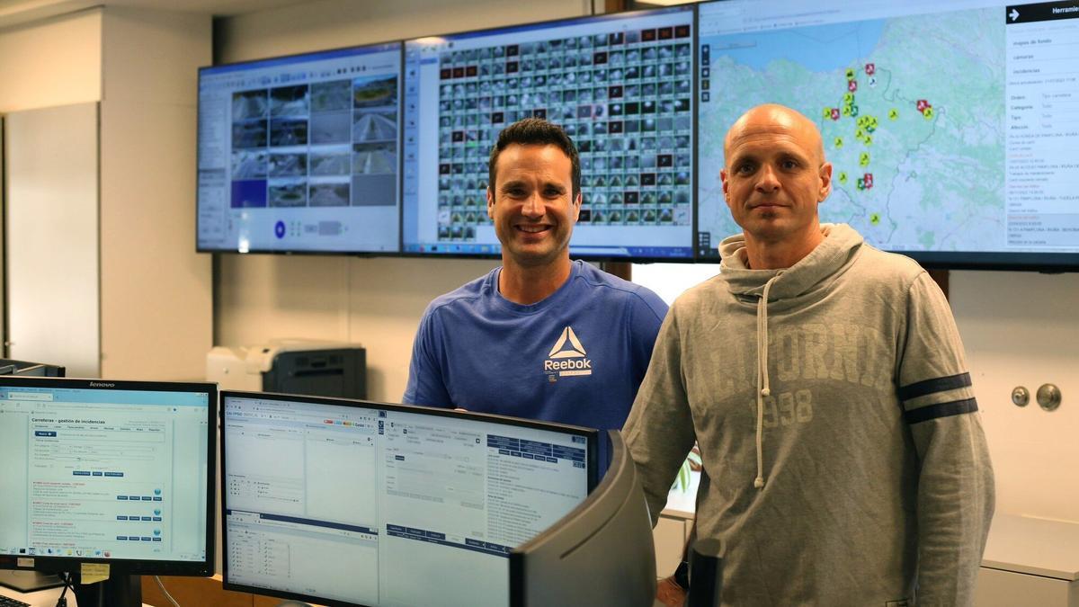 Javier Moreno e Íñigo Etxegarai, en el Centro de Control de Conservación de Carreteras.