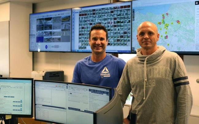 Javier Moreno e Íñigo Etxegarai, en el Centro de Control de Conservación de Carreteras.