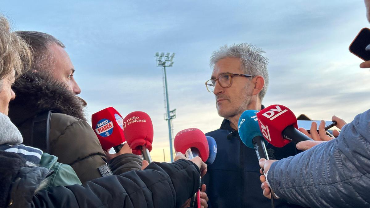 Roberto Olabe atiende a los medios antes de partir hacia Milán. / M.R.