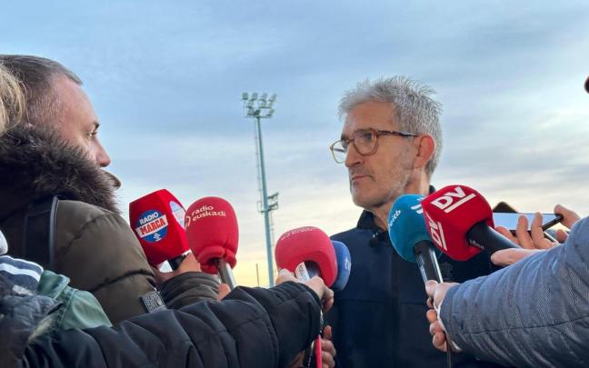 Roberto Olabe atiende a los medios antes de partir hacia Milán. / M.R.