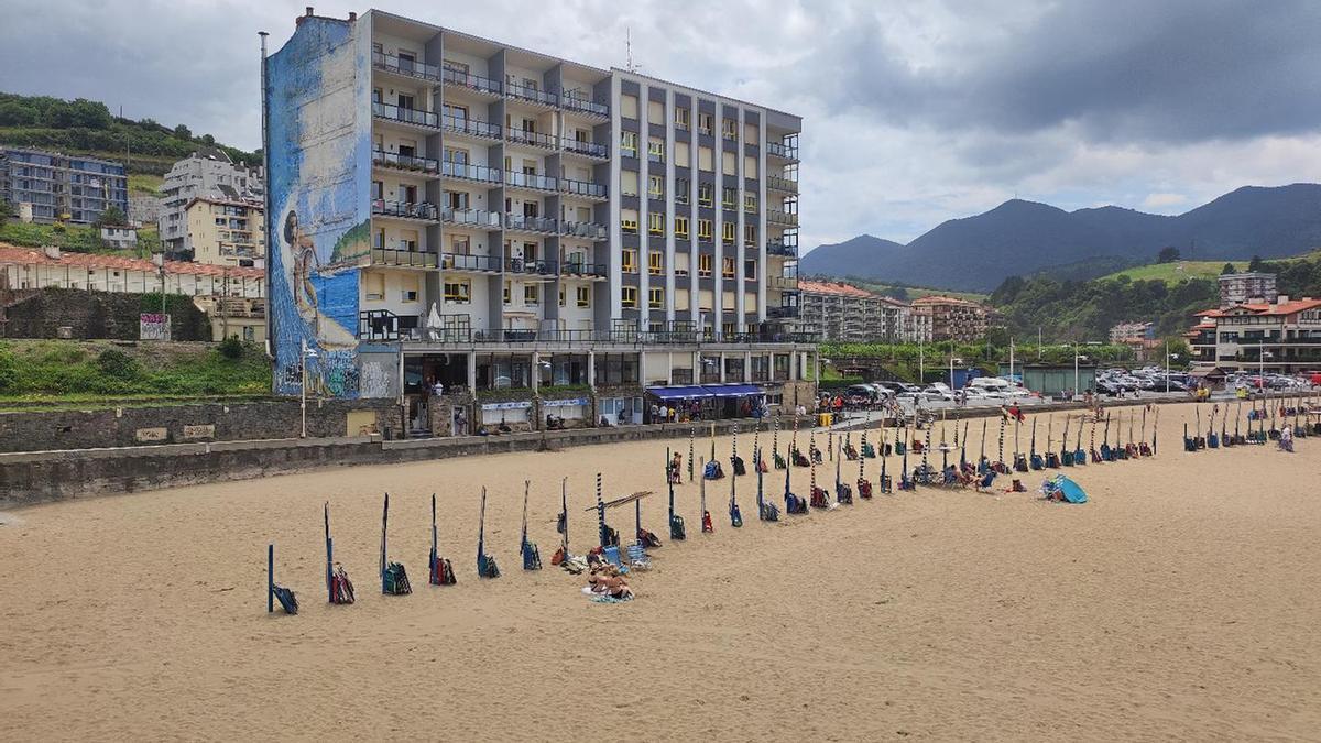 Los proyectos en los que trabaja el Ayuntamiento de Deba contemplan mejoras de accesibilidad en la playa y su entorno.