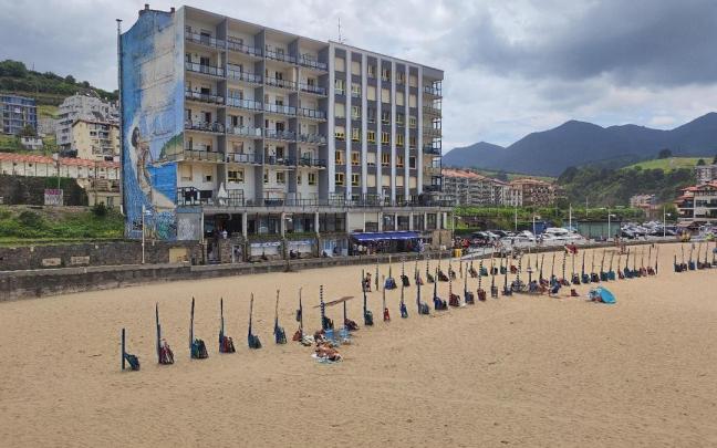 Los proyectos en los que trabaja el Ayuntamiento de Deba contemplan mejoras de accesibilidad en la playa y su entorno.