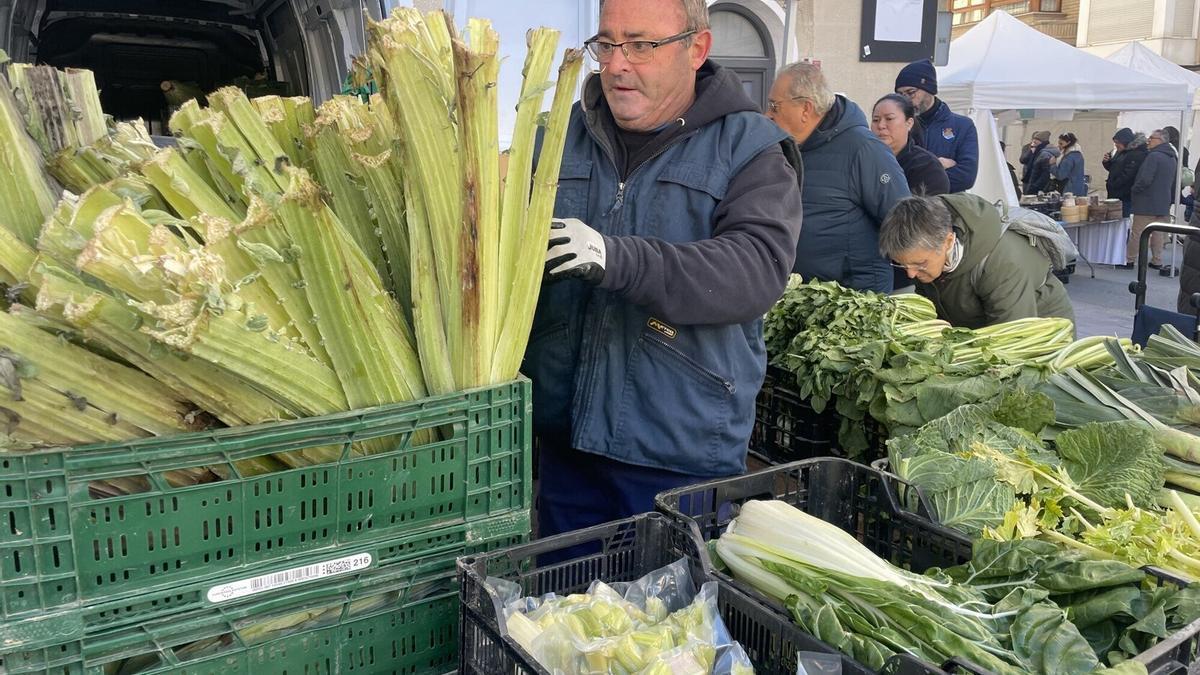 Cardo en un mercado de verduras.