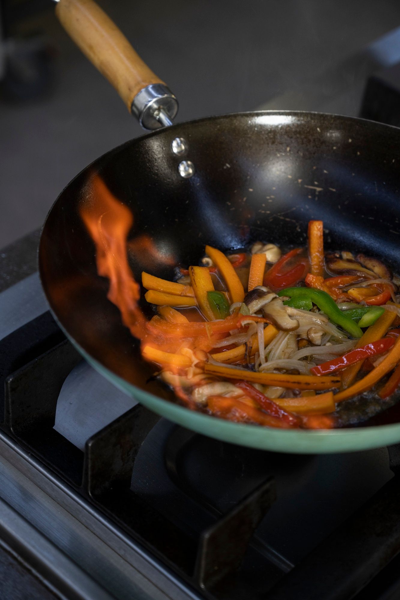 Sartén con verduras salteadas.
