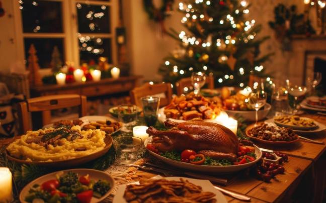 Mesa abarrotada de comida, lista para degustar en la cena de Nochebuena.