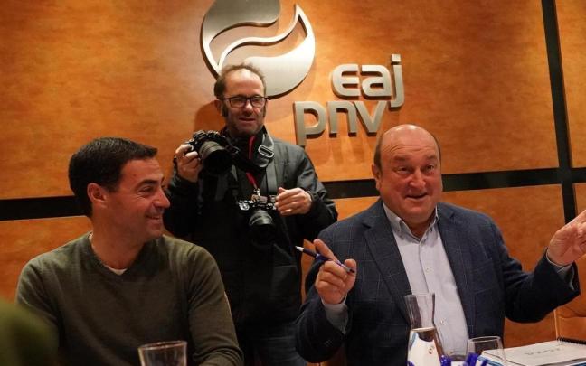 El presidente del EBB del PNV, Andoni Ortuzar, con Imanol Pradales