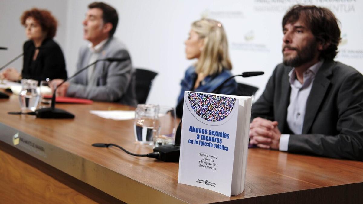 Rueda de prensa de PSN, Geroa Bai, Podemos y el consejero de Políticas Migratorias y Justicia, Eduardo Santos, sobre el registro de la ley para reconocer a las víctimas de abusos sexuales en el seno de la Iglesia