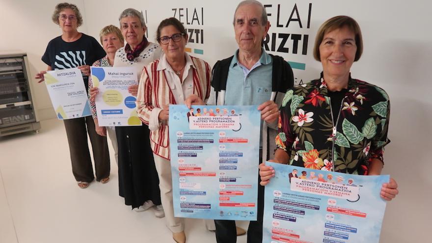 Kontseiluko kideak eta Arantxa Gonzalez zinegotzia, aurkezpen ekitaldian.