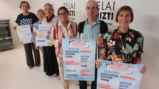 Kontseiluko kideak eta Arantxa Gonzalez zinegotzia, aurkezpen ekitaldian.