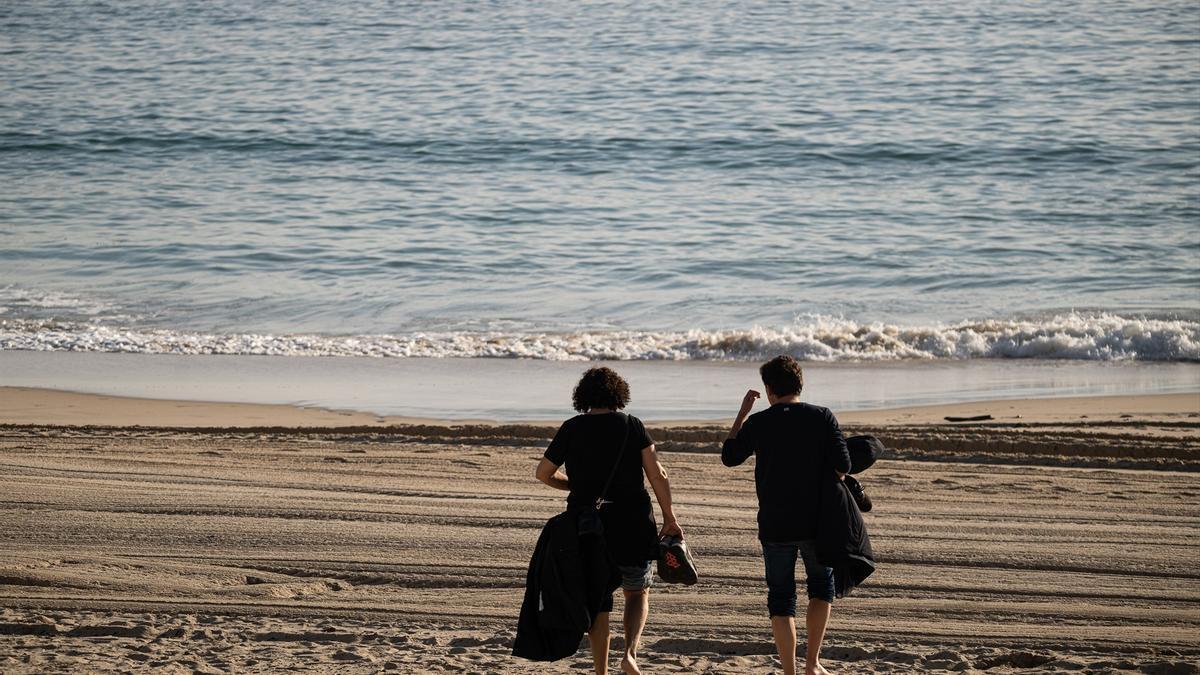Dos personas pasean por la playa en Sanxenxo el pasado 24 de enero.