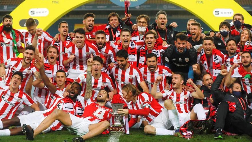 La plantilla del Athletic celebrando su tercer y último título de la Supercopa tras vencer al FC Barcelona en la prórroga de la final en Sevilla. / AFP